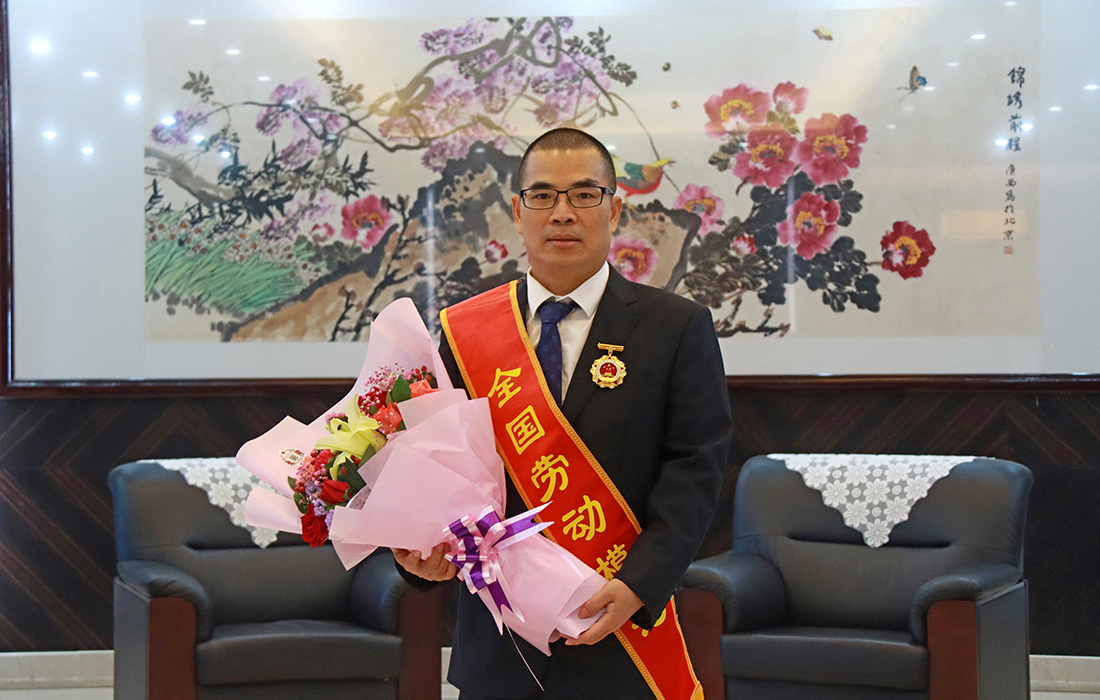诸侯快讯股份董事长温志芬荣获“天下劳动模范”称呼